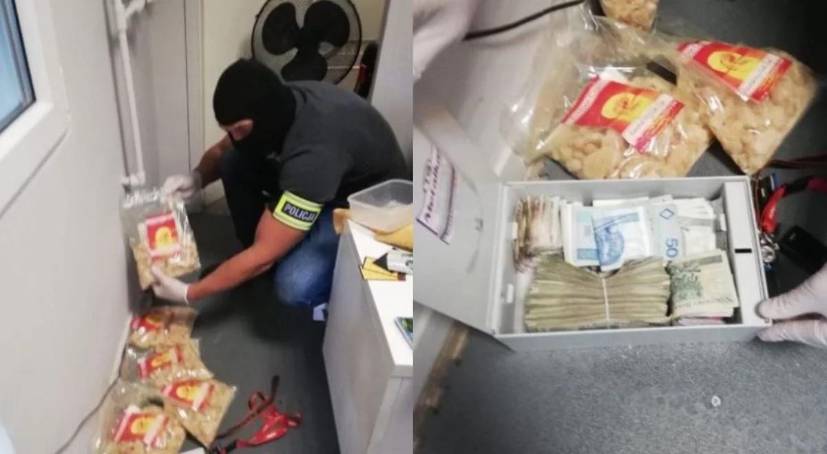 Poznań: 8 kg narkotyków znaleziono w myjni samochodowej. Najprawdopodobniej chodzi o mefedron