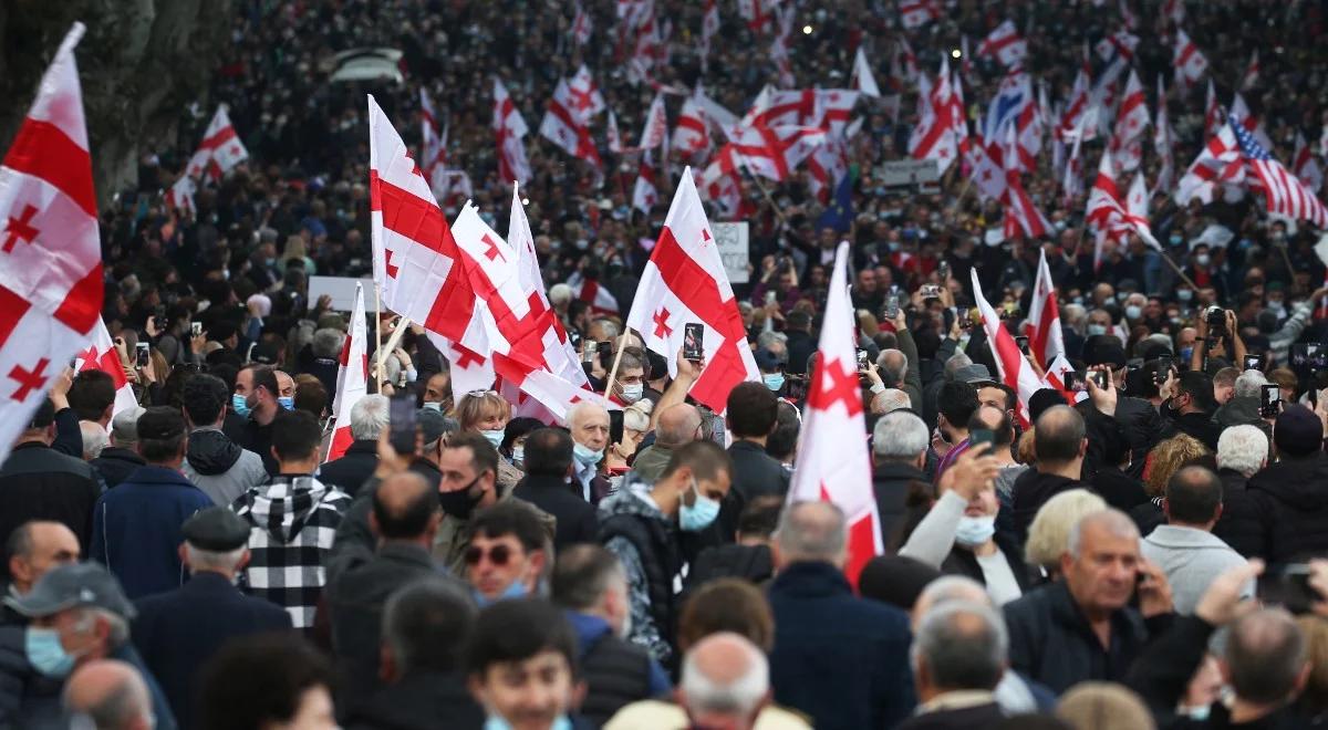 Ogromne manifestacje w Tbilisi. Dziesiątki tysięcy ludzi domagają się uwolnienia Saakaszwilego