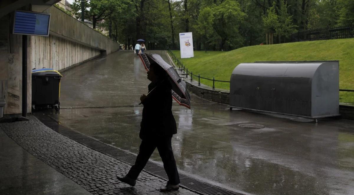 Pochmurna aura i przelotne opady deszczu. Sprawdź pogodę na Wielką Sobotę 