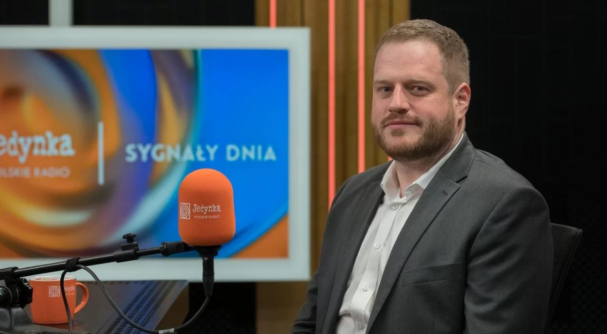 Oznaczanie treści wokół reklam. Cieszyński: dałbym wysokie kary tym, którzy tego nie dopilnują 