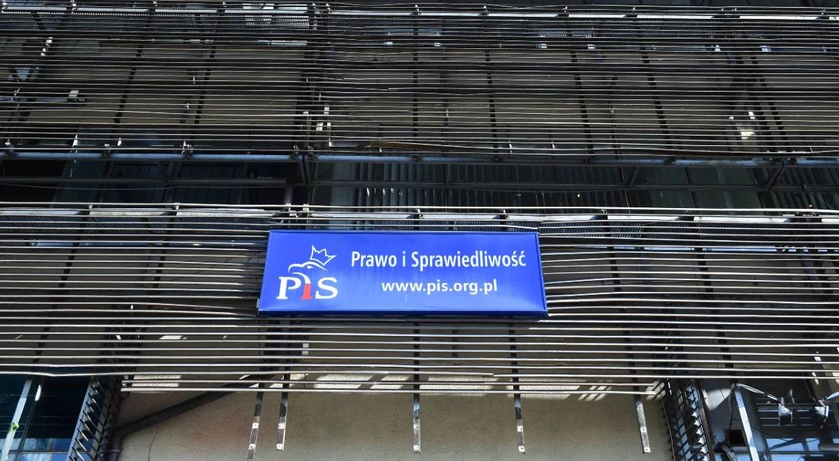 Atak w siedzibie PiS. Prof. Reginia-Zacharski: poziom debaty politycznej będzie odchodził od przyjętych standardów