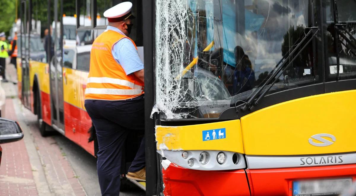 Wypadek miejskiego autobusu w Warszawie. Kolejny raz spowodował go kierowca Arrivy