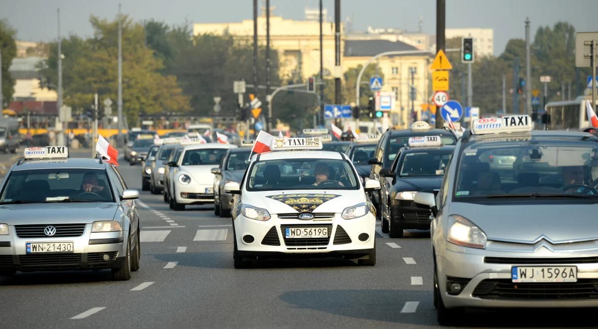 Taksówkarze protestowali przeciw nieuczciwej konkurencji. Policja wystawiła im 12 mandatów
