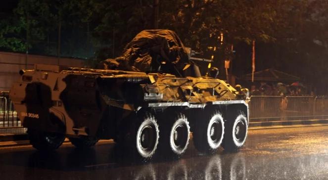 Więźniowie zdobyli zbrojownię. Bitwa z policją i wojskiem
