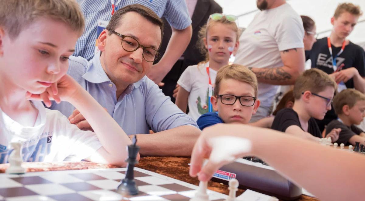 Dzieci się bawią, rodzice dyskutują o różnych sprawach. Ostatni dzień Zjazdu Dużych Rodzin w Lubartowie