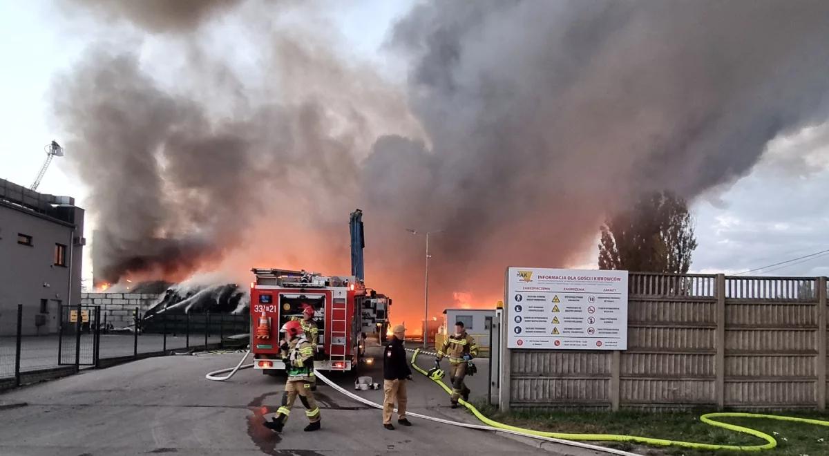 Alert RCB po pożarze wysypiska w Piotrkowie Trybunalskim. "Zamknij okna"