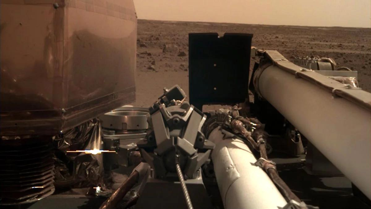 Sonda InSight wylądowała na Marsie. Mamy pierwsze zdjęcia