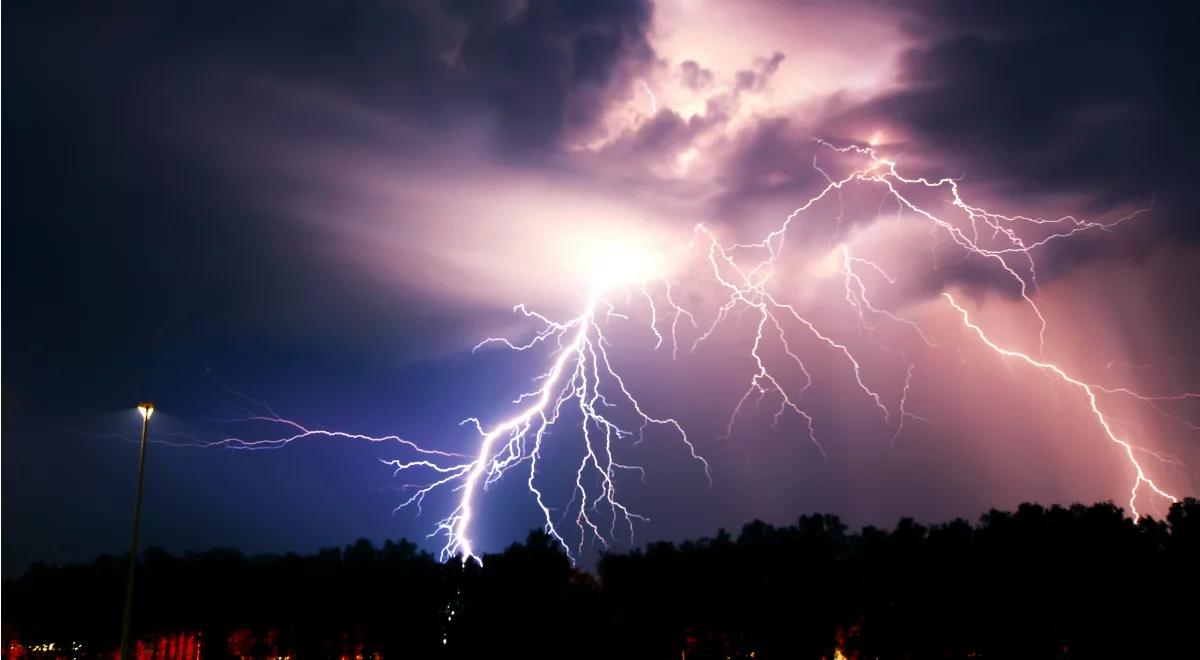 Nawałnice nad Polską. Zerwane dachy, powalone drzewa, zginęła jedna osoba