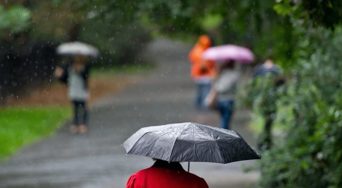 Pochmurno, przelotne opady deszczu i burze z gradem. IMGW wydał ostrzeżenie