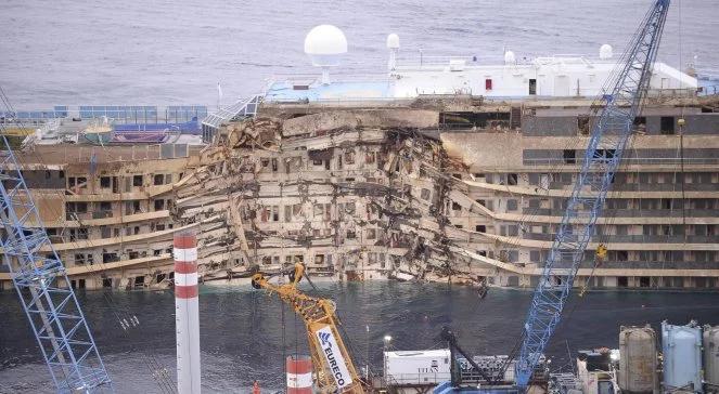 Costa Concordia podniesiona. Pionierska operacja trwała niemal dobę