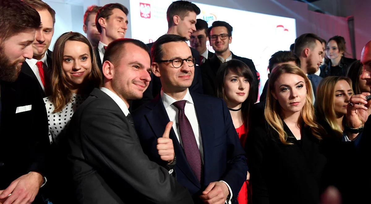 Premier wziął udział w uroczystości wręczenia stypendiów laureatom Programu 100 na 100