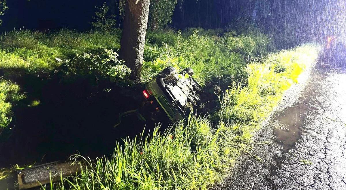 Groźny wypadek w Grojcu. Dachowało auto, nastolatki w szpitalu