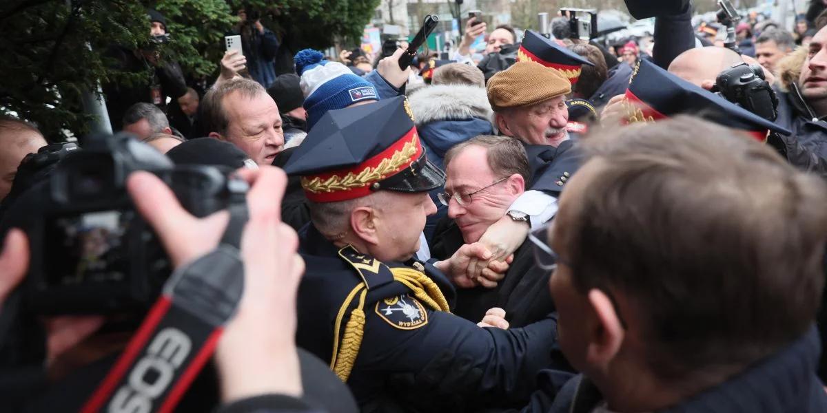 Posłowie PiS ukarani pozbawieniem diety parlamentarnej przez trzy miesiące. Chodzi o szarpaninę przed Sejmem