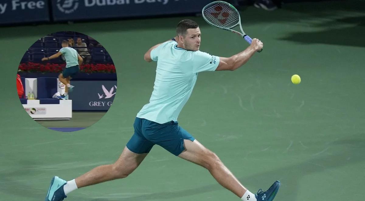 ATP Dubaj. Hubert Hurkacz próbował uratować akcję. Z poświęceniem skakał przez ławkę  [WIDEO]