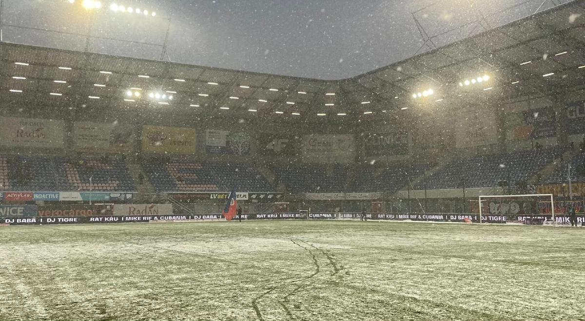 Ekstraklasa: mecz Piast Gliwice - Puszcza Niepomołomice przerwany. Śnieg zasypał boisko