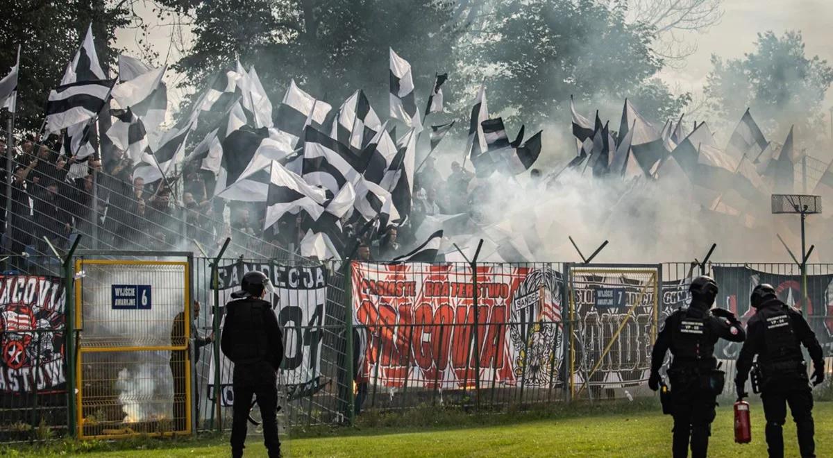 Chuligani zaatakowali w Nowym Sączu, wiceprezes Sandecji poszkodowany. "Wbili mu widelec w rękę"