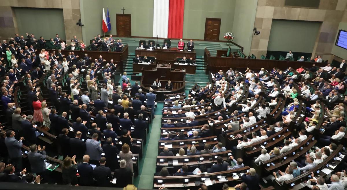 PiS na prowadzeniu, spadek notowań Konfederacji. Nowy sondaż