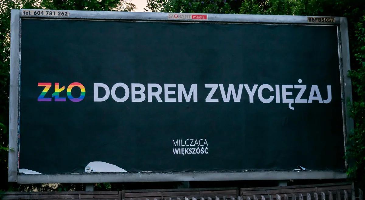 "Tęczowa wolność słowa". Aktywiści LGBT próbowali zniszczyć billboardy "Milczącej Większości"