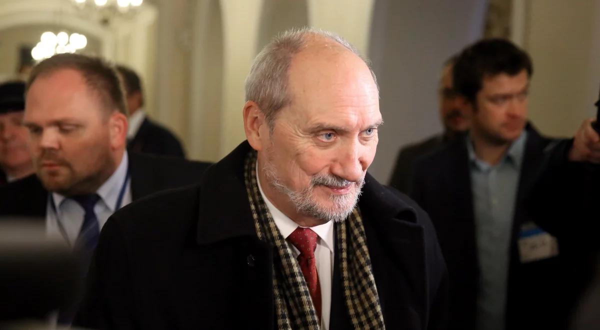 Szef MON: wznowienie prac komisji ws. Smoleńska w przyszłym tygodniu