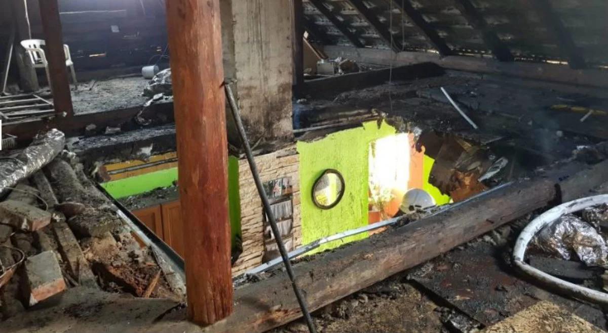 Śląskie: policjanci z Kobiernic uratowali z płomieni dwie osoby i gasili pożar