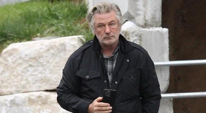 Nieplanowana scena wystrzału, Baldwin powinien był sprawdzić broń. Pozew po tragedii na planie filmu "Rust"