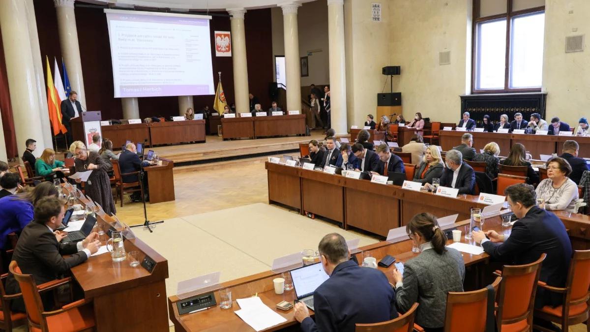 Radni KO przeciwko nocnej prohibicji. Joński: życie dość szybko zweryfikuje