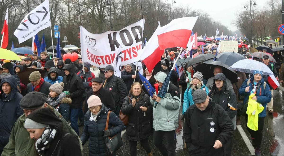 Protest KOD przeciwko zmianom w sądownictwie i samorządach. "Wolne sądy! Wolne samorządy!"