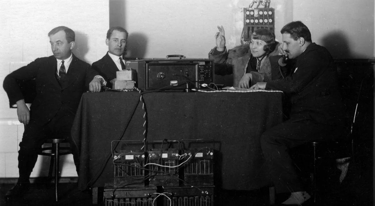 Polskie Radio Wilno. Przed mikrofonem zasiadali Gałczyński, Miłosz, Bujnicki