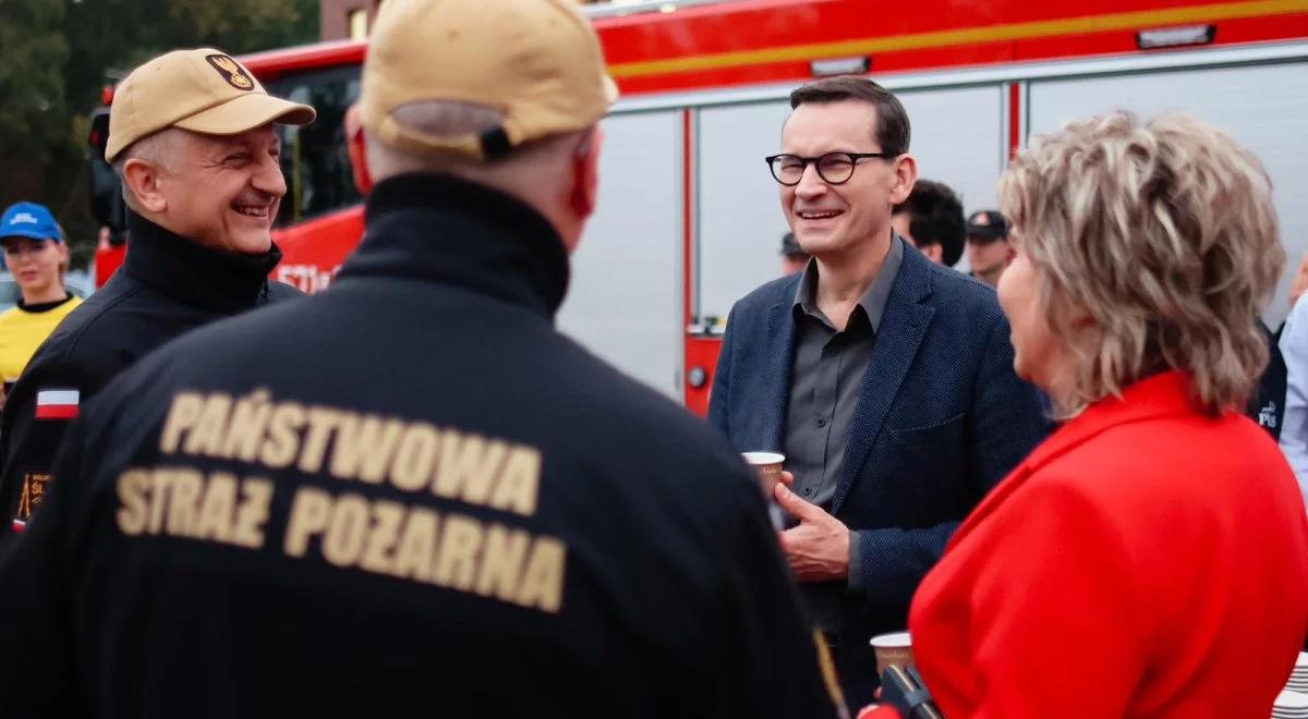 "Takich inwestycji nie było tu nigdy". Premier Morawiecki odwiedził strażaków w Rudzie Śląskiej