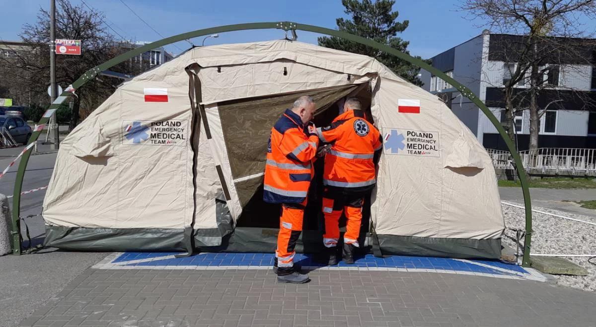 Namiot medyczny stanął przed szpitalem na ulicy Banacha w Warszawie. Wsparcie PCPM
