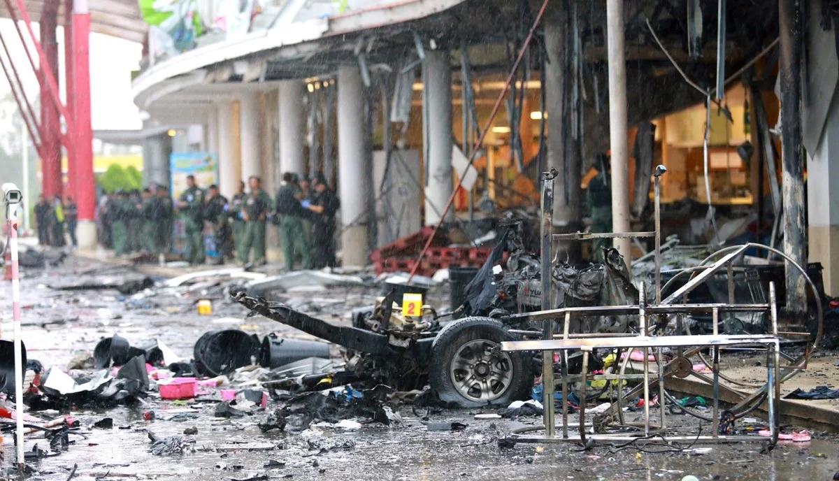 Bomby eksplodowały przed centrum handlowym w Tajlandii. Wielu rannych