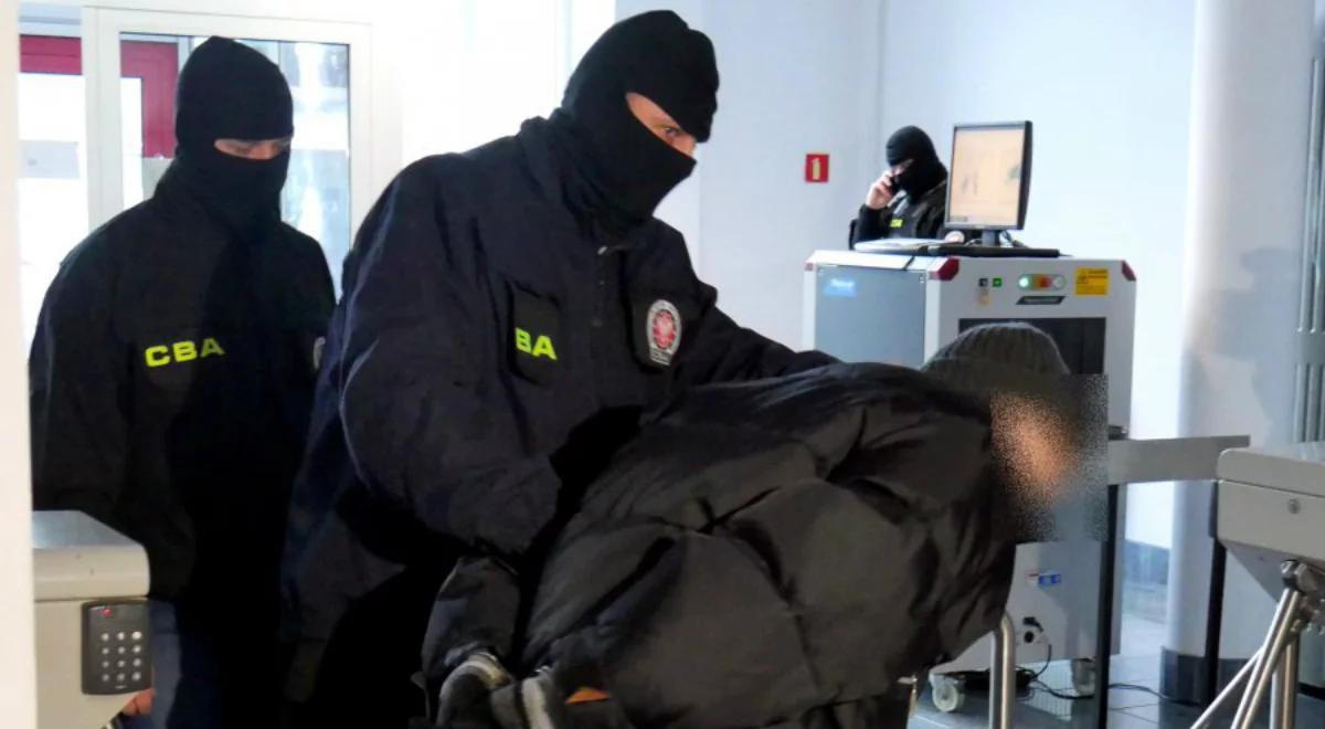 Podawali się za agentów służb specjalnych, wyłudzili kilka milionów złotych. Osiem osób w rękach CBA