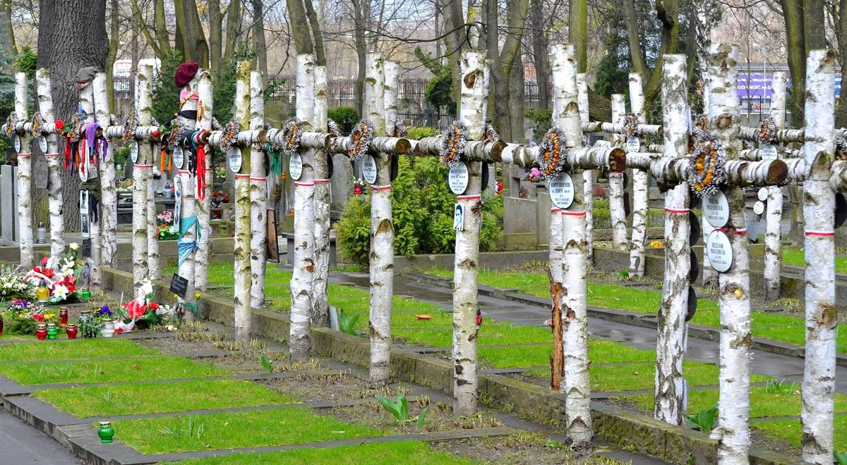 Akcja sprzątania grobów powstańczych na Powązkach