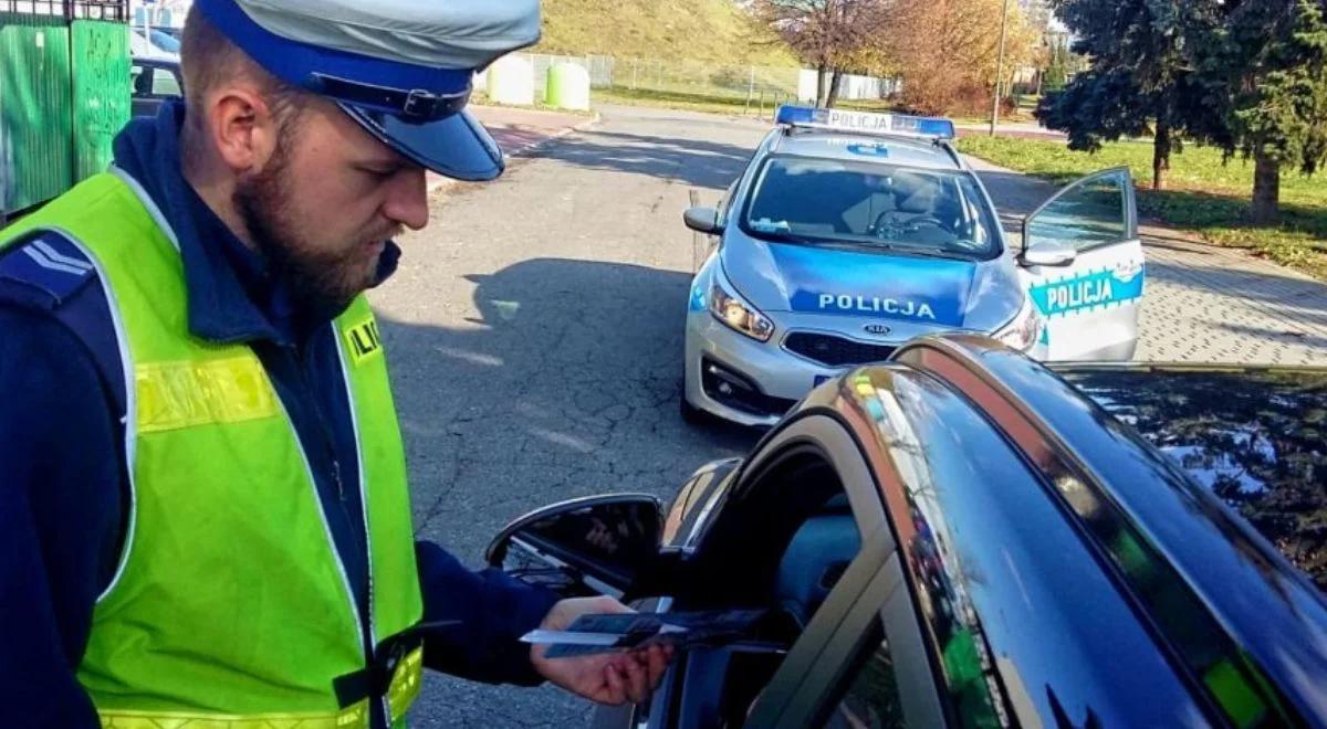 Przepalona żarówka, ironiczna odpowiedź i... utrata prawa jazdy. Młody kierowca sprowokował policjantów