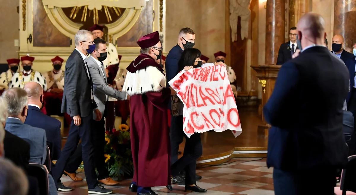 "Żaden człowiek nie jest nielegalny". Aktywiści zakłócili wystąpienie premiera we Wrocławiu
