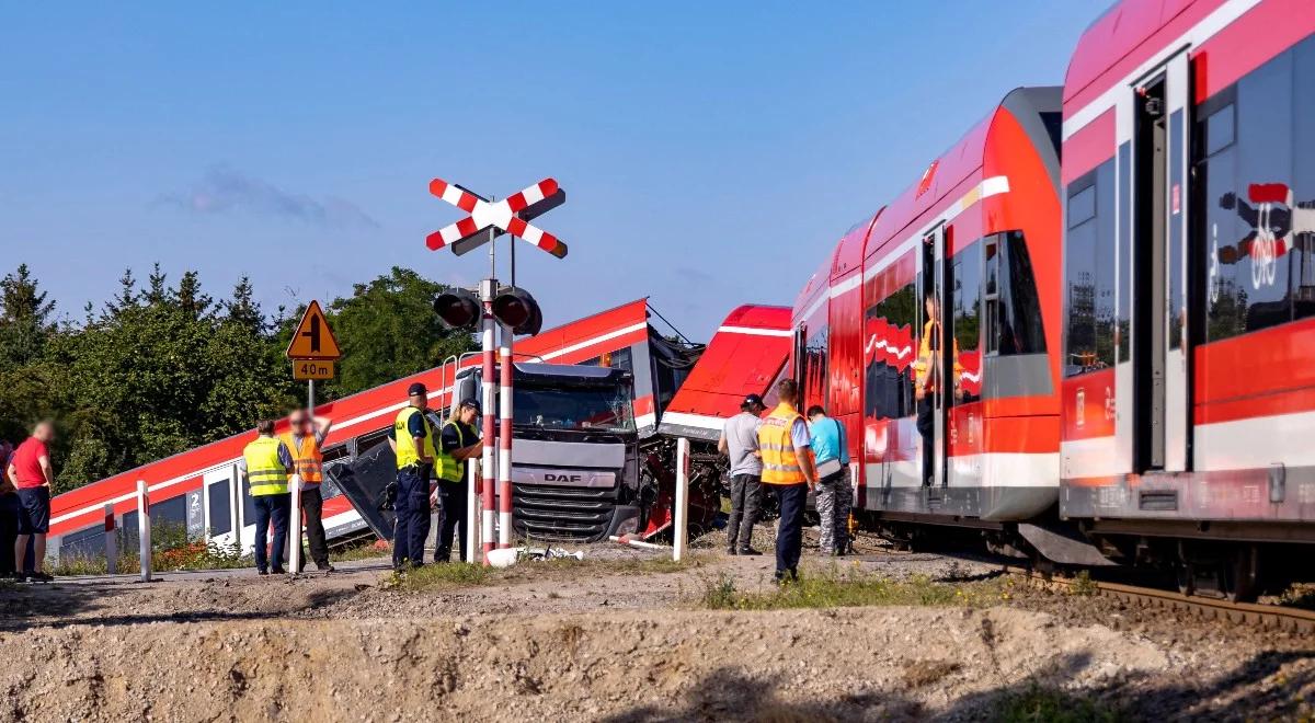 Zderzenie tira z pociągiem. Uszkodzony tor i zastępcza komunikacja na trasie ze Szczecina