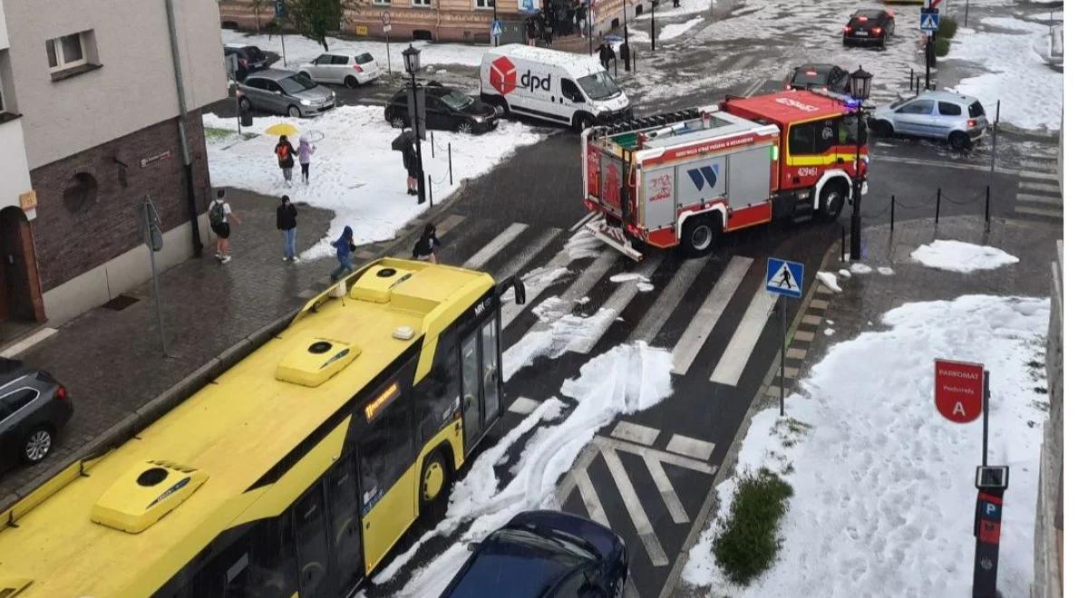 Szokujący widok w Gnieźnie. Nad miastem przeszło gradobicie, ulice wyglądają jak rwące potoki