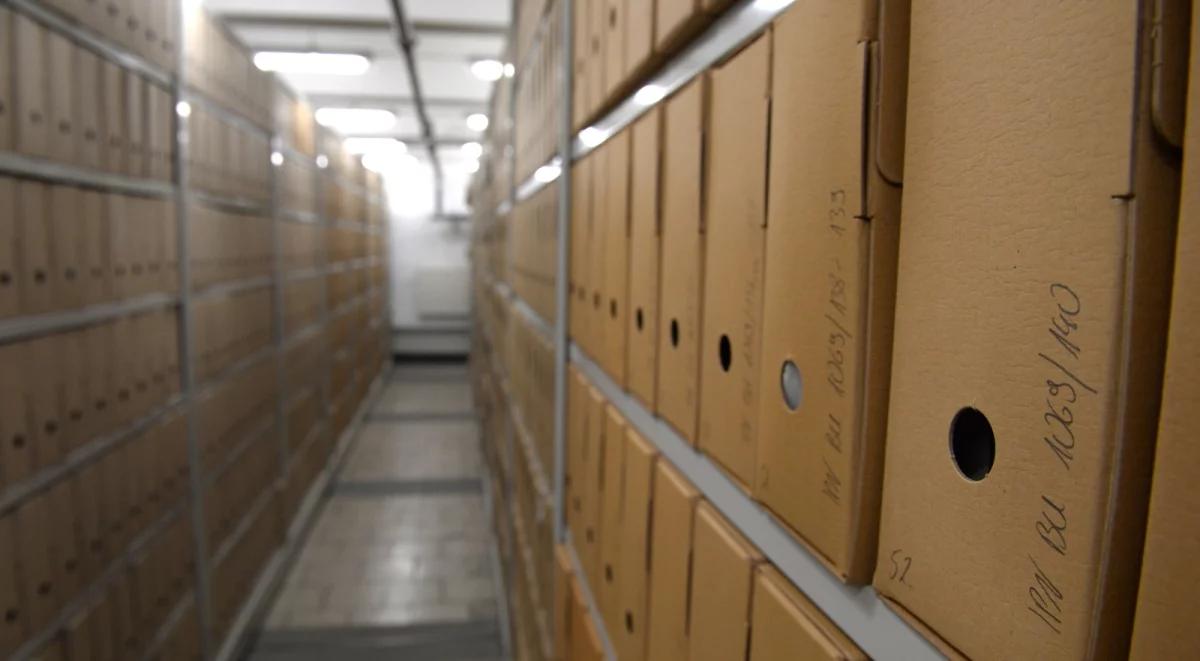 IPN ujawniło materiały archiwalne z tzw. zbioru zastrzeżonego   