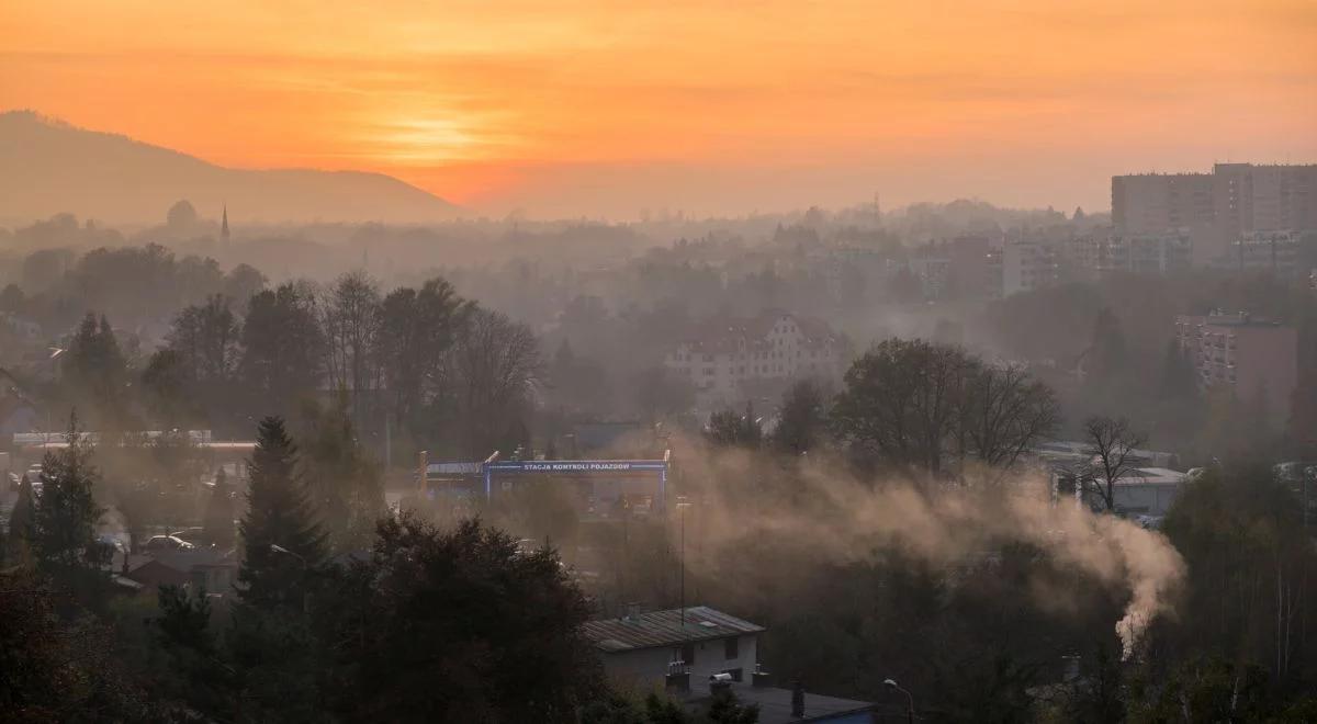 Smog czai się wszędzie. RCB radzi: zostań w domu