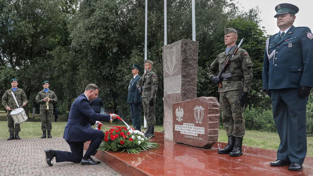 Prezydent złożył wieniec przed pomnikiem zamordowanych celników
