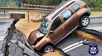 Służby walczą z powodzią i jej...