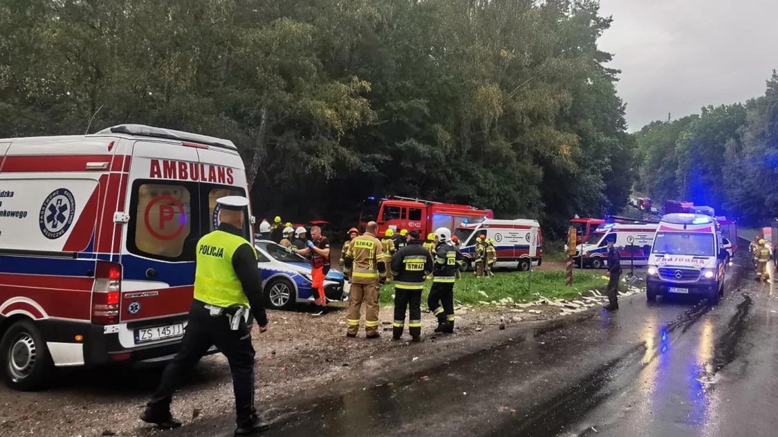 Wypadek tira i autobusu w Konotopie. Pierwszej pomocy udzielili żołnierze wyjeżdżający z poligonu