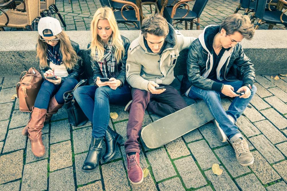 Jak wygląda "cyberżycie" nastolatków? Jest raport NASK 