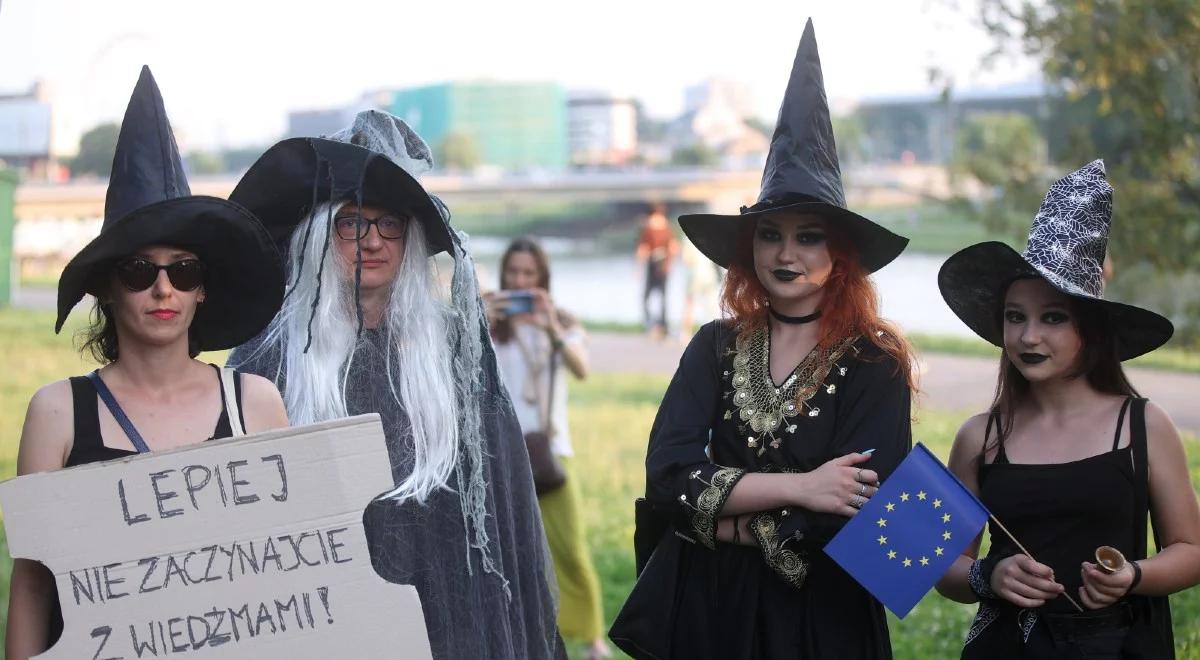 W Krakowie odbył się marsz "cnotliwych niewiast i wiedźm". Protestowano przeciwko zmianom w systemie edukacji 