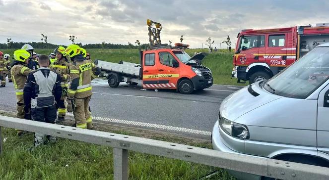 Wypadek na trasie S6. Bus wbił się w pomoc drogową, są ranni