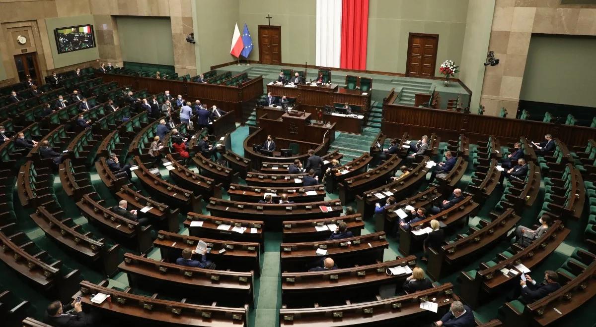 Sondaż: PiS wciąż na prowadzeniu. Hołownia nad KO