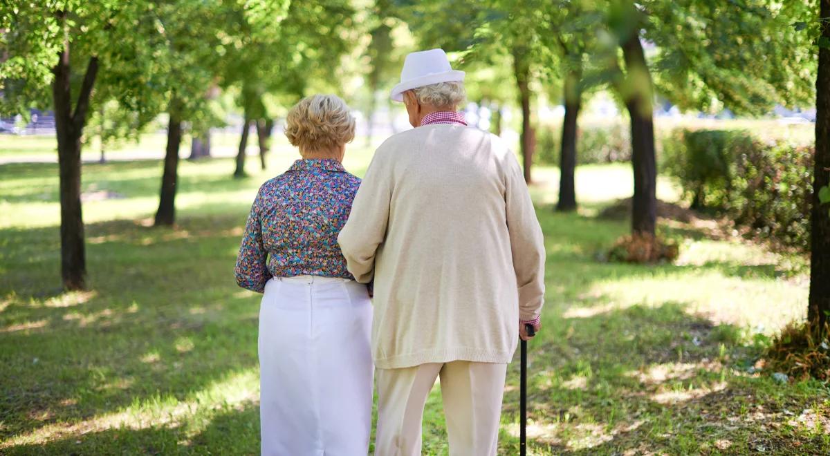 Polscy seniorzy. W jaki sposób najlepiej im pomagać? 