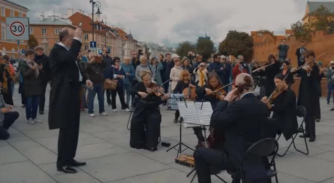 Flash mob Orkiestry Polskiego Radia zaskoczył przechodniów na Placu Zamkowym w Warszawie