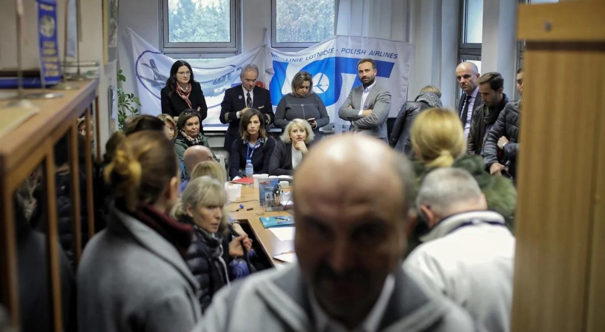 Kryzys w LOT. Związkowcy zawieszają strajk do wtorku do 22.30