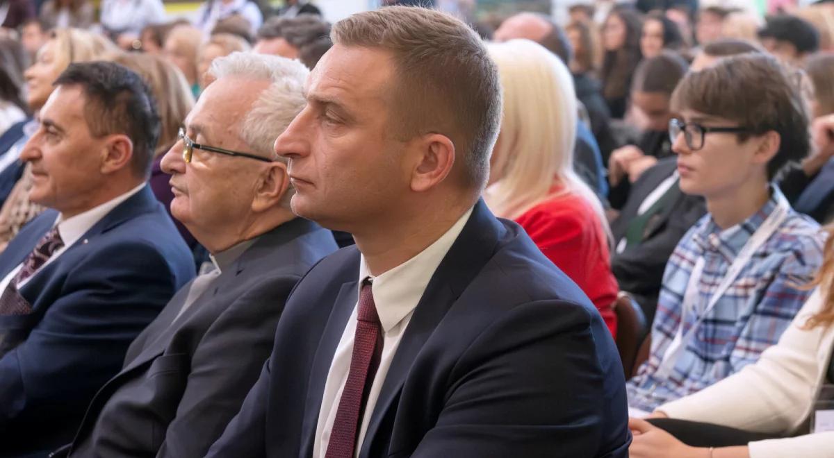 Bąkiewicz na konferencji w szkole. Sprawę bada kuratorium